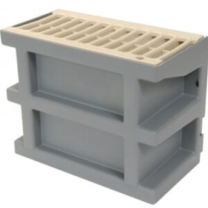 COURETTE ANGLAISE AVEC GRILLE 134 CM2 - HAUTEUR 200 MM - LXP 260X135 MM - PVC GRIS. Avec Quincaillerie Sénégalaise, trouvez tout ce qu'il vous faut pour vos travaux de plomberie et bâtiment. Profitez de notre service rapide et fiable pour un achat en toute sérénité.