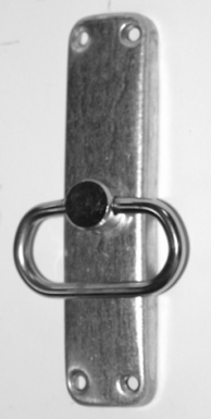 CRÉMONE N°3 EN APPLIQUE BOÎTIER ZINGUÉ, ANNEAU NICKELÉ POUR TRINGLES D-RONDES 16X6. Quincaillerie Sénégalaise est le leader de la vente en ligne d'équipements de bâtiment au Sénégal. Notre catalogue varié répond à vos besoins en plomberie et quincaillerie. Choisissez l'efficacité et la qualité.