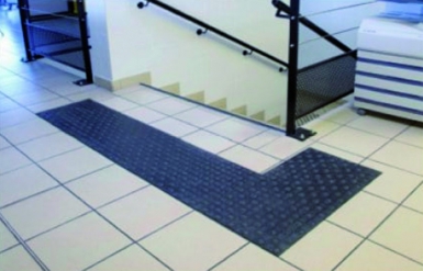 DALLES PODOTACTILES AUTO-ADHÉSIVES DIM. 400 X 815 MM NOIR. Découvrez Quincaillerie Sénégalaise, votre boutique de confiance pour la quincaillerie, la plomberie et les fournitures industrielles. Nous garantissons des produits durables et un service professionnel.