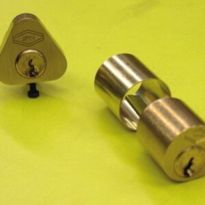 JEU DE CYL. SÉRIE CISA LAITON POLI 3 CLÉS LONG. 50 MM. Chez Quincaillerie Sénégalaise, nous facilitons vos travaux grâce à une offre complète d’outils et d’équipements. Des produits fiables et durables pour tous vos projets. Faites le choix de la qualité.