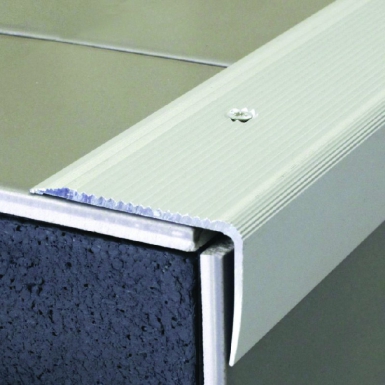 NEZ DE MARCHE STRIÉ 44V 50X32X3 MM - 3,00 M À VISSER - ALUMINIUM ANODISÉ NATUREL. Découvrez Quincaillerie Sénégalaise, votre boutique de confiance pour la quincaillerie, la plomberie et les fournitures industrielles. Nous garantissons des produits durables et un service professionnel.