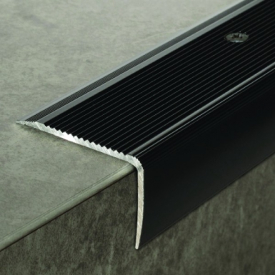 NEZ DE MARCHE STRIÉ 44V 50X32X3 MM - 3,00 M À VISSER - NOIR. Quincaillerie Sénégalaise met à votre disposition des solutions complètes pour vos travaux de construction et de rénovation. Commandez en ligne et bénéficiez de notre service rapide et professionnel.