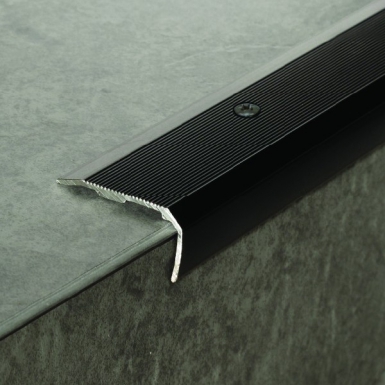 NEZ DE MARCHE STRIÉ 6V 36X18 MM ÉP. 3 MM - 3,00 M À VISSER - VIS NON FOURNIES - NOIR. Quincaillerie Sénégalaise est votre expert en quincaillerie, plomberie et fournitures industrielles. Faites confiance à notre expertise pour vos travaux au Sénégal. Commandez maintenant et bénéficiez de nos offres attractives.