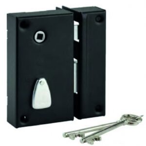 SERRURE VERTICALE 6 GORGES À FOUILLOT 75 X 130 MM DROITE. Quincaillerie Sénégalaise, votre spécialiste en quincaillerie et équipement industriel, vous offre des produits durables et performants. Faites vos achats en ligne et gagnez du temps. Nos experts sont là pour vous conseiller.